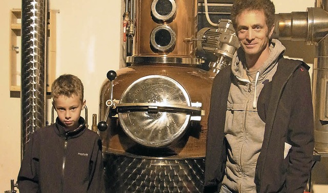 Lukas (links) und Tobias Lauby vor der Brennereianlage   | Foto: Privat