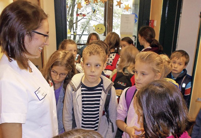 Krankenschwester Desiree Korobka fhrt...rch die engen Gnge der Kinderklinik.   | Foto: Schmutz