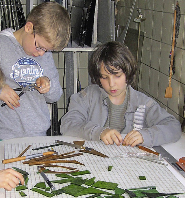 Cedric Salaj und Julien Zimmermann suchen Scherben fr ein Glasbild.  | Foto: liolios