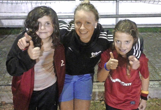 Zischlerinnen Fiona (links) und Nele (rechts) mit Trainerin Duri.   | Foto: Privat