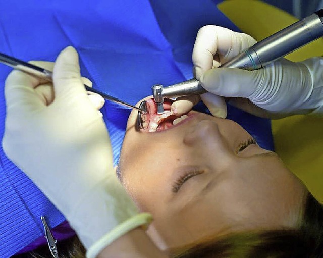 Ein Kind beim Zahnarzt   | Foto: dpa