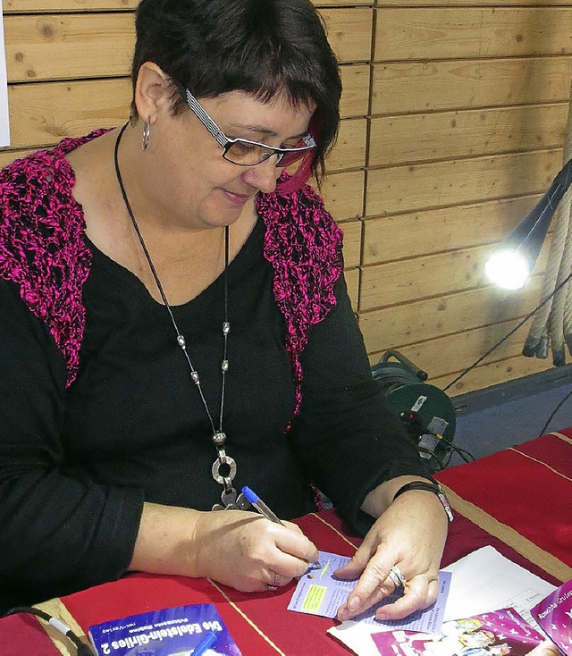 Roswitha Gruler verteilt Autogramme.   | Foto: Hafner