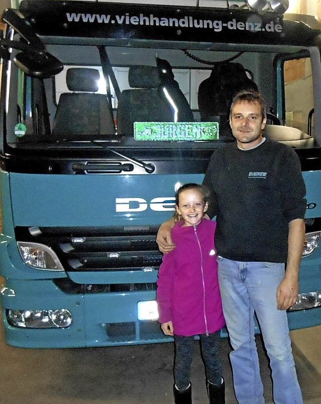 Leah Schrger posiert mit ihrem Vater ..., der zu Denz&#8217; Betrieb gehrt.    | Foto: Privat