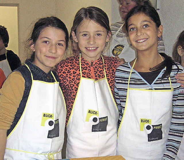 Eifrige Bckerinnen: Lara Uysal, Kim W...wicz und Selina Soerjanta (von links)   | Foto: PRivat