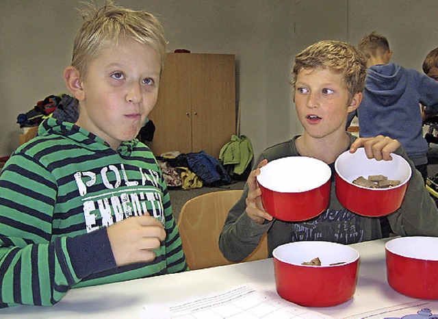 Daniel Hofmann und Leon Khne (von links) probieren verschiedene Brotsorten.  | Foto: Privat