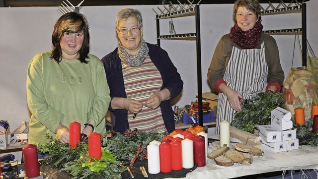 Fleiige KFD-Mitglieder stellen Advent...nd Gestecke her fr einen guten Zweck.  | Foto: Seifried