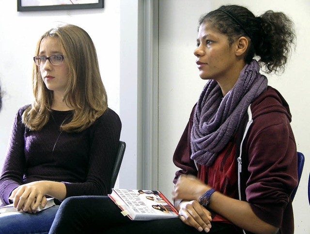 Die beiden Schlerinnen und Buchautori... bei ihrem  Vortrag in der Hebelschule  | Foto: privat
