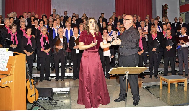 Sasbach. Spranistin Antje Tomaschke-We...r ein gemischter Chor von 120 Stimmen.  | Foto: Roland Vitt