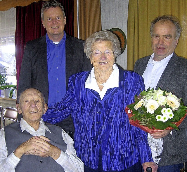 Eiserne  Hochzeit  haben Albert  und  ...ratulierten  im Namen  der  Gemeinde.   | Foto: ingeborg grziwa