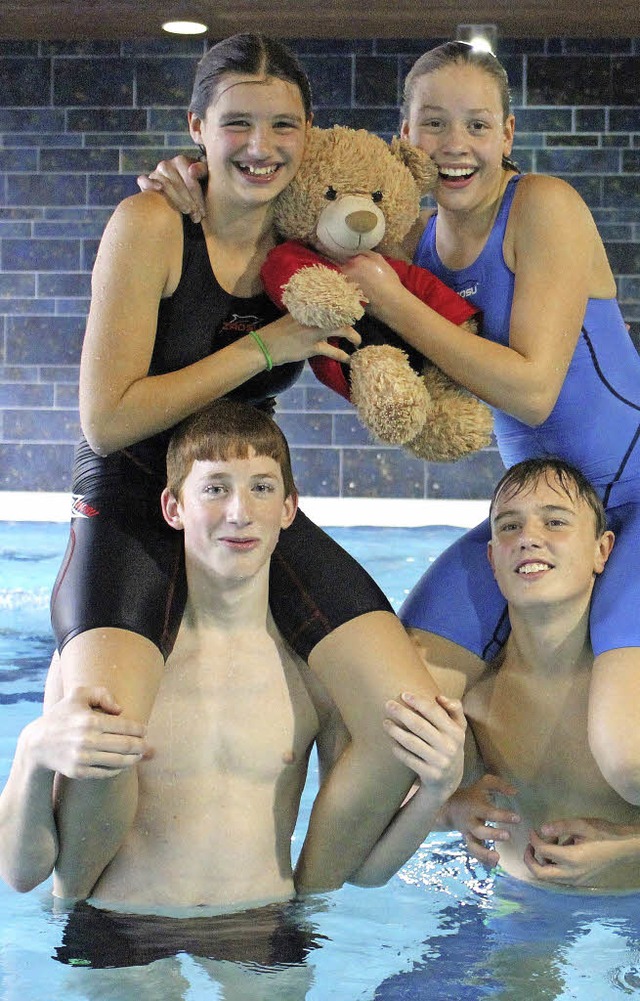 Stolz auf ihre Leistungen bei der Bezi...ft in Lahr sind  Neustadts Schwimmer.   | Foto: schwr