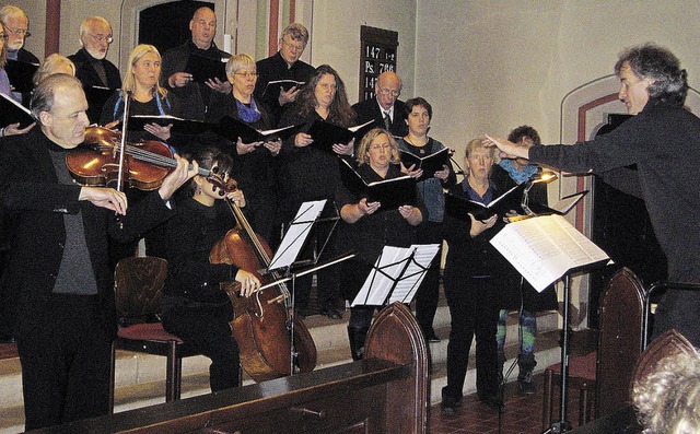 Der Projektchor Cantate Dekanate unter...er, Bratsche, Indira Rahmatulla, Cello  | Foto: Hildegard Karig