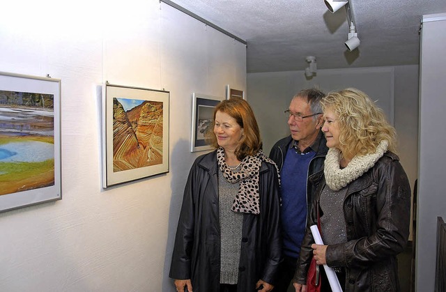 Die Besucher erfreuten sich an den Bil...otografen derzeit im Hebelhaus zeigen.  | Foto: Edgar Steinfelder