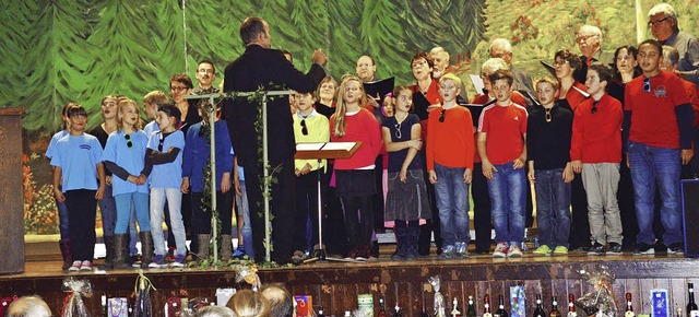 Der Langenauer Schlerchor und der Ges...auf und ernteten strmischen Beifall.   | Foto: Georg Diehl