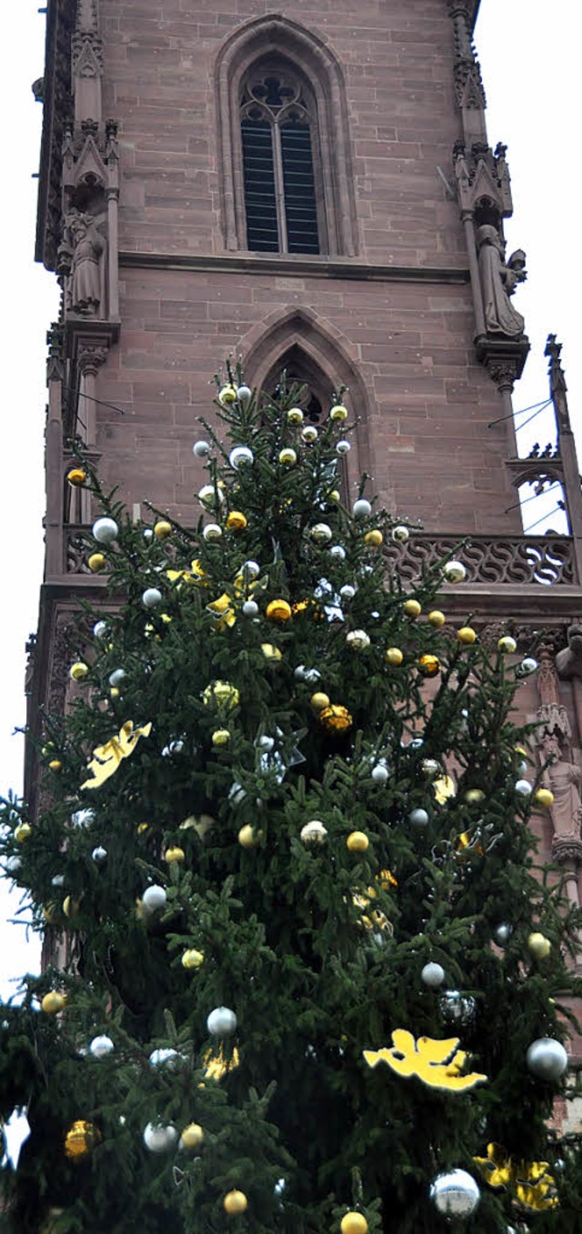 Der Christbaum vor dem Mnster ist ges...asler Innenstadt folgt am Donnerstag.   | Foto: Gramespacher