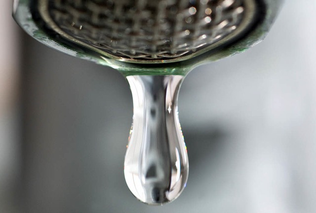 Die Versorgung mit Trinkwasser und die...nden vier Jahren gnstiger als bisher.  | Foto: dpa