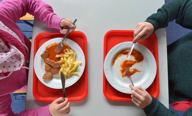 Nicht immer gesund: Immer mehr Schler essen in der Schule zu Mittag.   | Foto: dpa
