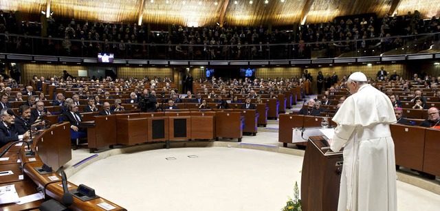 Papst Franziskus spricht vor dem Europarat.   | Foto: afp