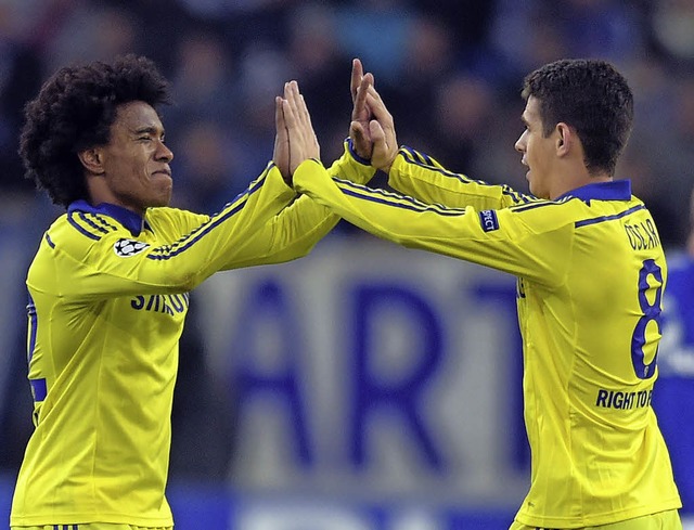 Endlich drfen sich zwei Brasilianer m... in der Partie  beim FC Schalke 04.     | Foto: dpa