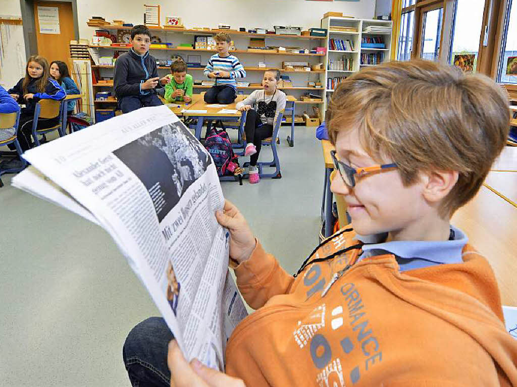 Natrlich wird auch bei der Ehrung der Zisch-Rekordschule Zeitung gelesen.