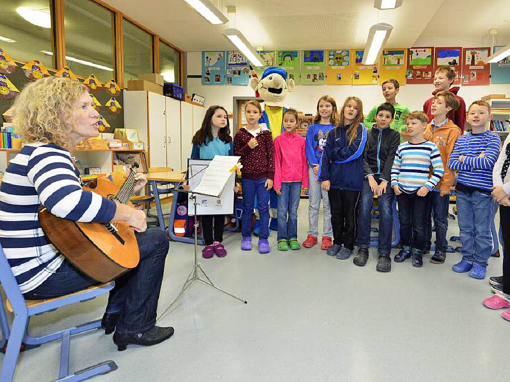 Zum Dank sang die Klasse fr das Zisch-Team ihren Schul-Song.