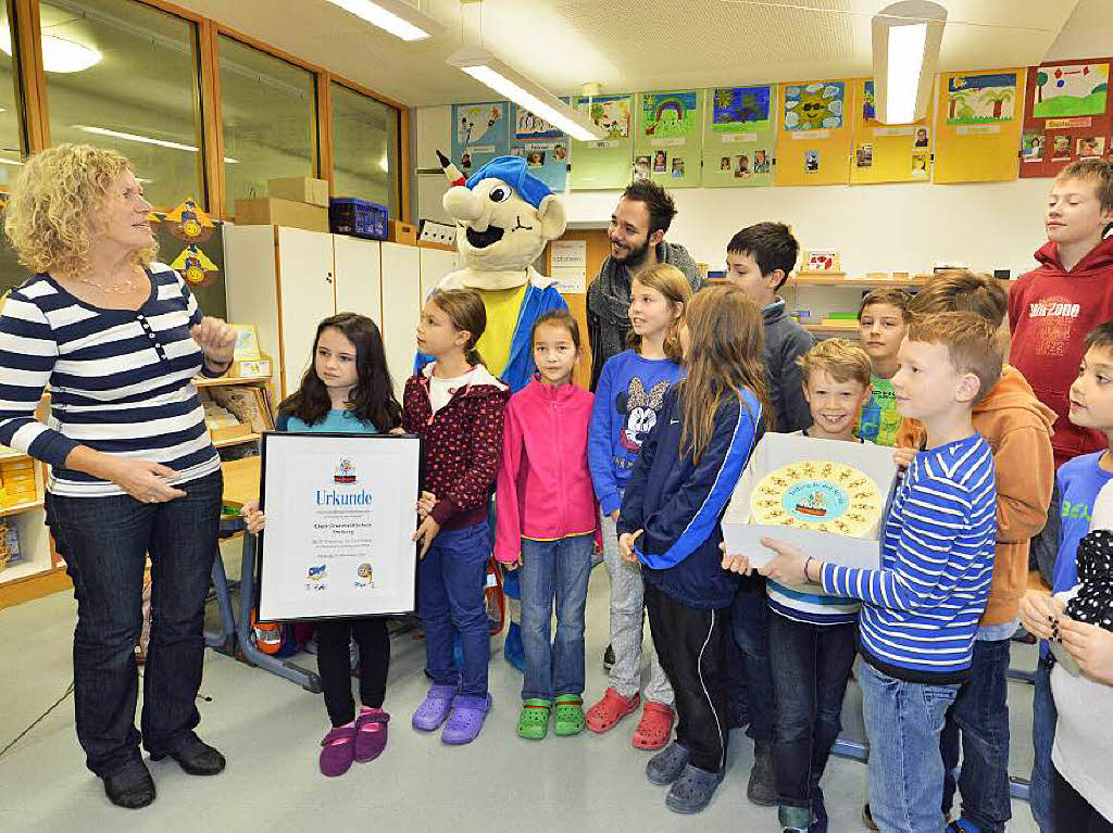 Am Ende stellten sich alle zum Gruppenfoto zusammen - mit Torte und Urkunde.