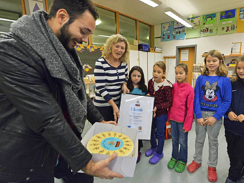 Benedikt Metzger prsentierte die B.-Zetti-Torte und die Urkunde fr die Rekordschule.