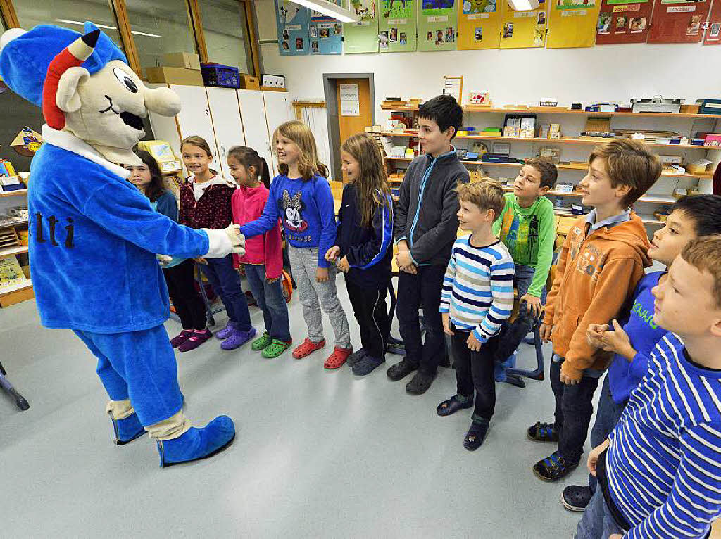 B. Zetti schttelte allen Kindern die Hand.