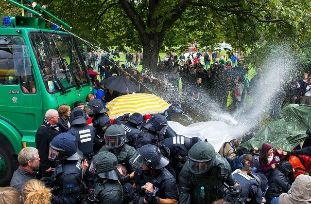 Mit Wasserwerfern ging die Polizei im ... gegen Stuttgart-21-Demonstranten vor.  | Foto: dpa