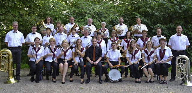 Die Aktiven der Stadtmusik Staufen mit...tte) im 290sten Jahr ihres Bestehens.   | Foto: Manfred Burkert