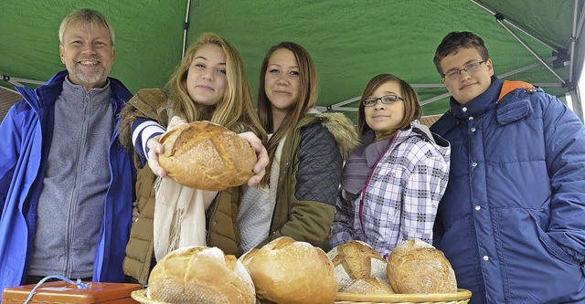 Brot fr die Welt - Konfirmanden mit P...220; auf dem Bad Krozinger Lammplatz.   | Foto: Susanne Mller