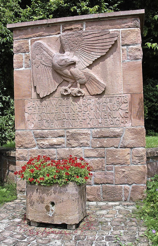 Das Kriegerdenkmal in Kuhbach ist verw..., eine Sanierung kommt aber zu teuer.   | Foto: Wolfgang Beck