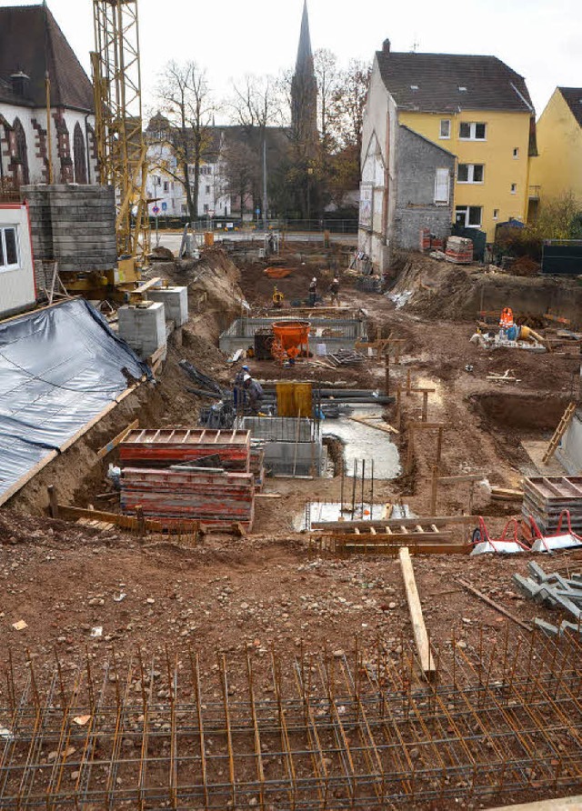 Die  Baustelle fr zwei Wohnblocks zwi...n hat  Auswirkungen auf die Umgebung.   | Foto: Sylvia-Karina Jahn