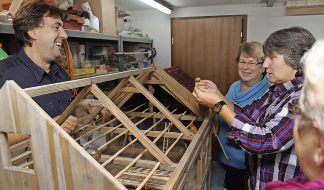 Gemeinsame Arbeit an der neuen Krippe ...e katholische Kirche in Herbolzheim.    | Foto: Thilo Bergmann