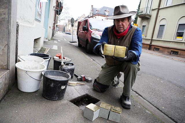 Gunter Demnig verlegt eigenhndig die Stolpersteine.  | Foto: Christoph Breithaupt, Christoph Breithaupt