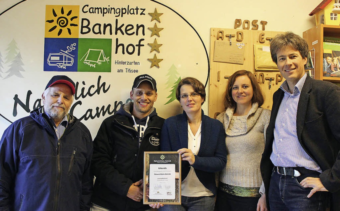 Freude ber die Urkunde (von links): A...er Marco Walter vom Verein Ecocamping.  | Foto: Joachim Frommherz