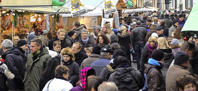 Der Weihnachtsmarkt auf dem Lindenplat...il ist seit jeher ein Besuchermagnet.   | Foto: Lauber