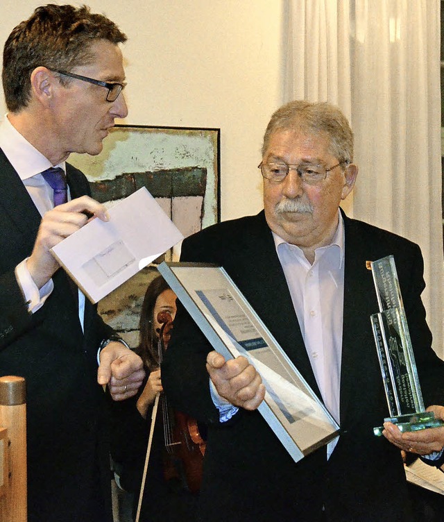 Brgerpreis 2013: Helmut Moser (rechts...eichnung fr den Tafelladen entgegen.   | Foto: Ingrid Bhm-Jacob