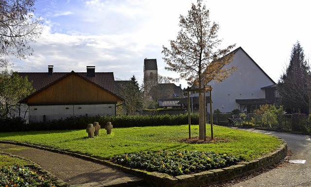 Die Neugestaltung des Friedhofwegs und...ndenkmal muss wohl doch noch warten.    | Foto: Wieschenkmper