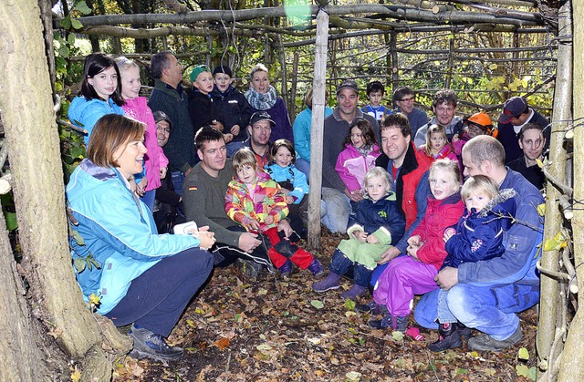 Gemeinsam feierten die Burkheimer Kind...herinnen den neuen Unterstand im Wald.  | Foto: Herbert Trogus