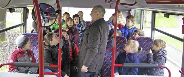 Werner Jehle erklrt den Strittmatter ...ern die Sicherheitseinrichtung im Bus.  | Foto: Schule Strittmatt