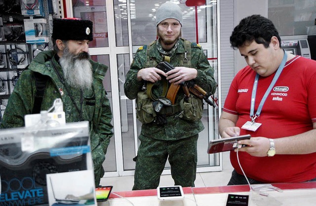 Sie wollen wirklich nur einen Computer...Bewaffnete im Kundengesprch in Donezk  | Foto: gathmann