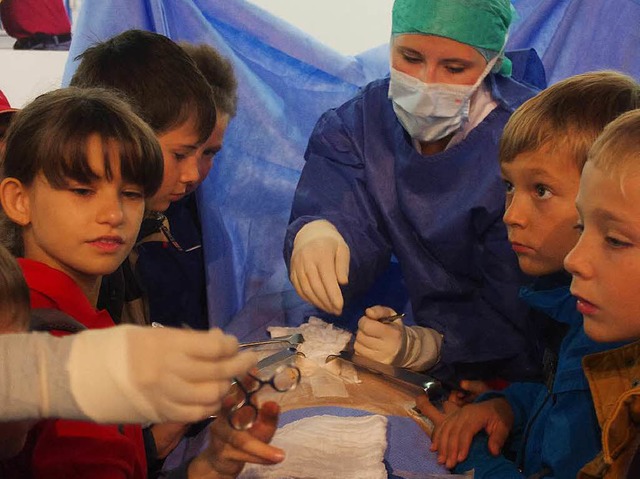 Die Kinder beim &#8222;Operieren&#8220;  | Foto: Sonja Zellmann