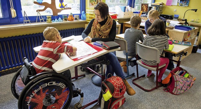 In der Gemeinschaftsschule sollen Kind...und ohne Behinderung gemeinsam lernen.  | Foto: DPA