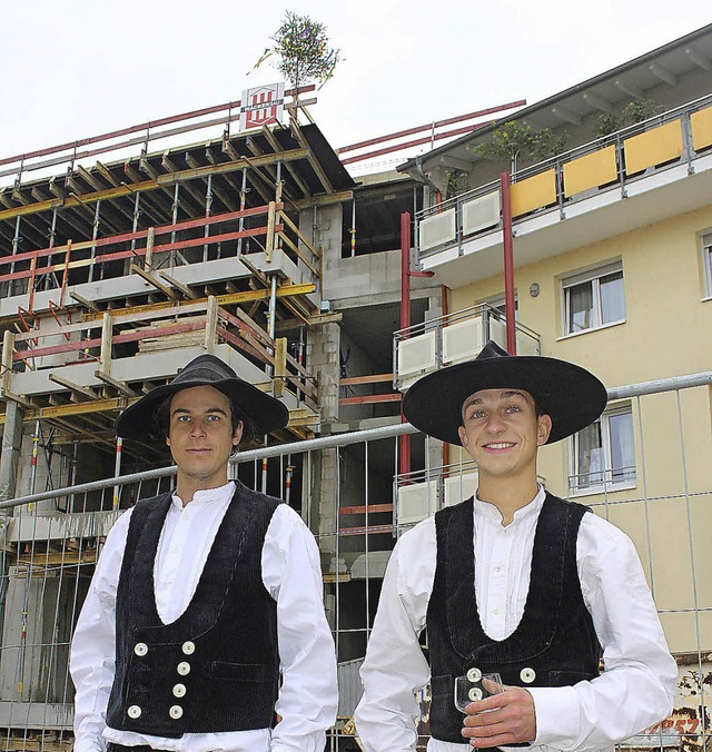 In Kluft hielten Philipp Rich (rechts)...ch fr den Anbau des Seniorenzentrums.  | Foto: Landratsamt