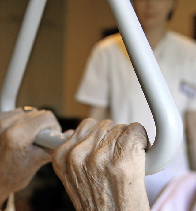 Auch Altenpflegekrfte werden dringend gesucht.   | Foto: dpa