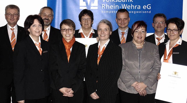 Bei der Volksbank Rhein-Wehra ehrte Di...nd Isolde Kummle (vorne, von links).    | Foto: Michael Gottstein
