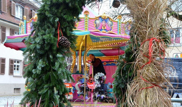 Auf dem Kinderkarussell in den Advent ...n junge Besucher des Weihnachtsmarkts.  | Foto: Peter gerigk