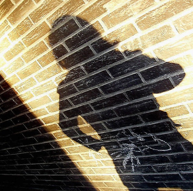Ein Frauenschatten auf einer Mauer  | Foto: fotolia.com/Gina Sanders