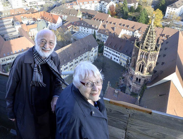 Der Blick aufs Mnsterdach weckt Erinn...rtrud Himmelsbach und Lothar Kiechle.   | Foto: Bamberger