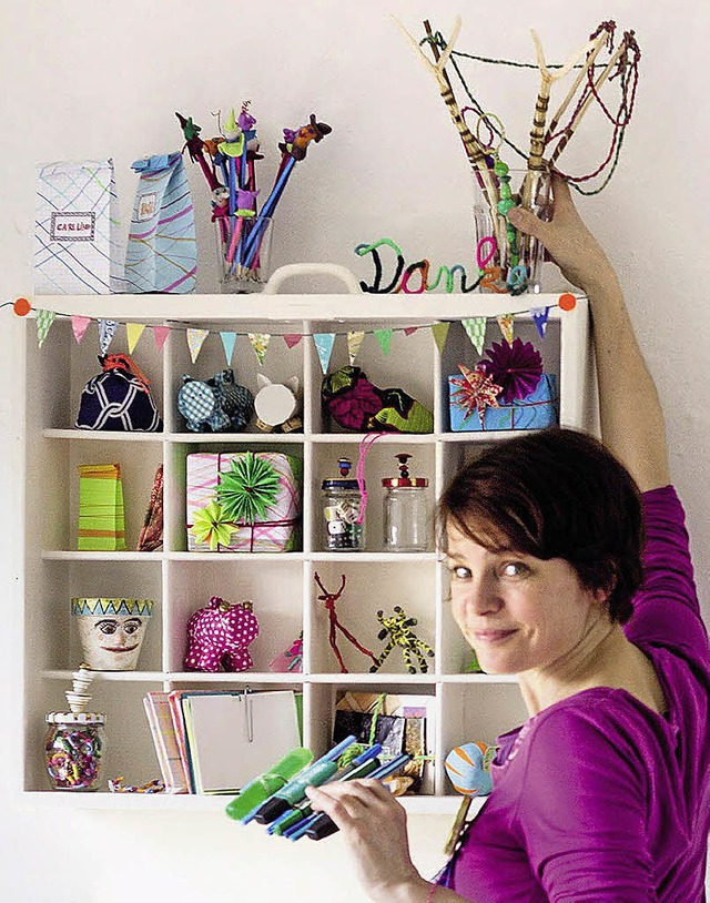 Antje von Stemm sortiert im Atelier die Geschenke.  | Foto: Verlag